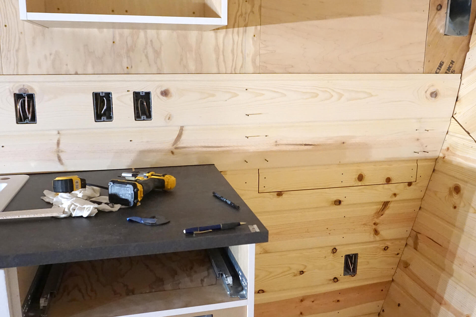 Kitchenette photo number 53.